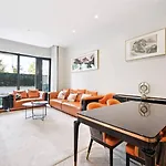 Duplex Apartment Holland Park! Check Photos!